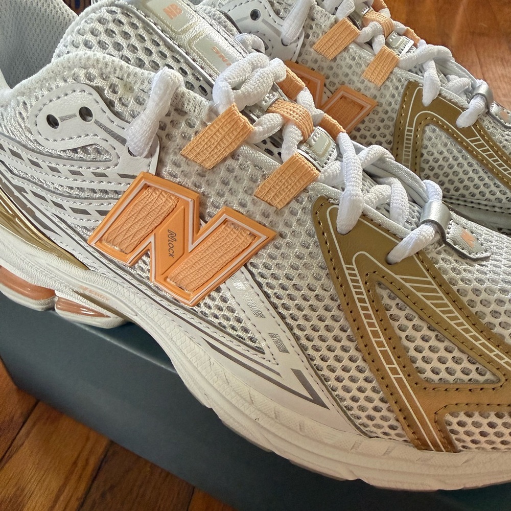 New Balance 1906R - Silver Metalic Peach Bloom - Size 8.5 Women/7 Youth - Picture 4 of 9